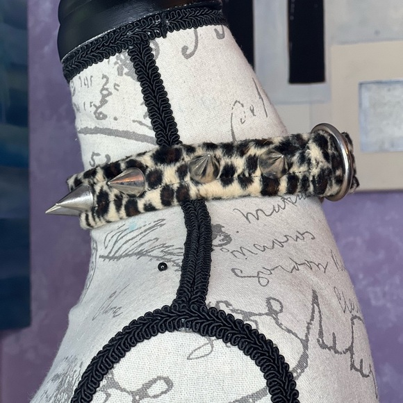 Leopard Print Spiked Choker - Picture 3 of 10
